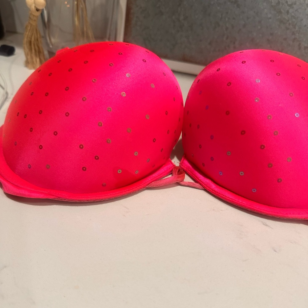 2/$20 🎀 Victoria's Secret Miraculous Plunge Push Up Bra with Sequins 34D PINK - Picture 2 of 7